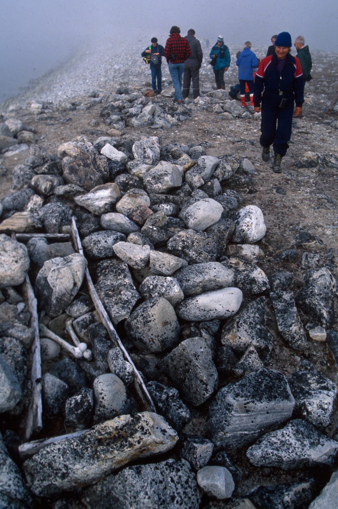 Svalbard tourism and 16th century whalers' graveyard